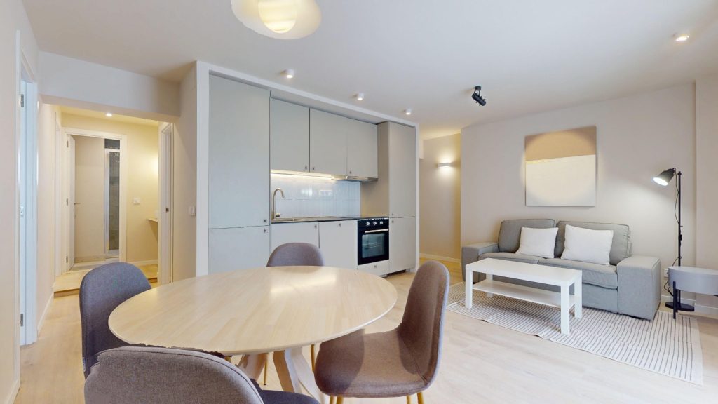 Descubre las tendencias de decoración 2025 en España que aceleran el alquiler de tu piso. Colores, estilos y trucos prácticos para atraer inquilinos rápido.