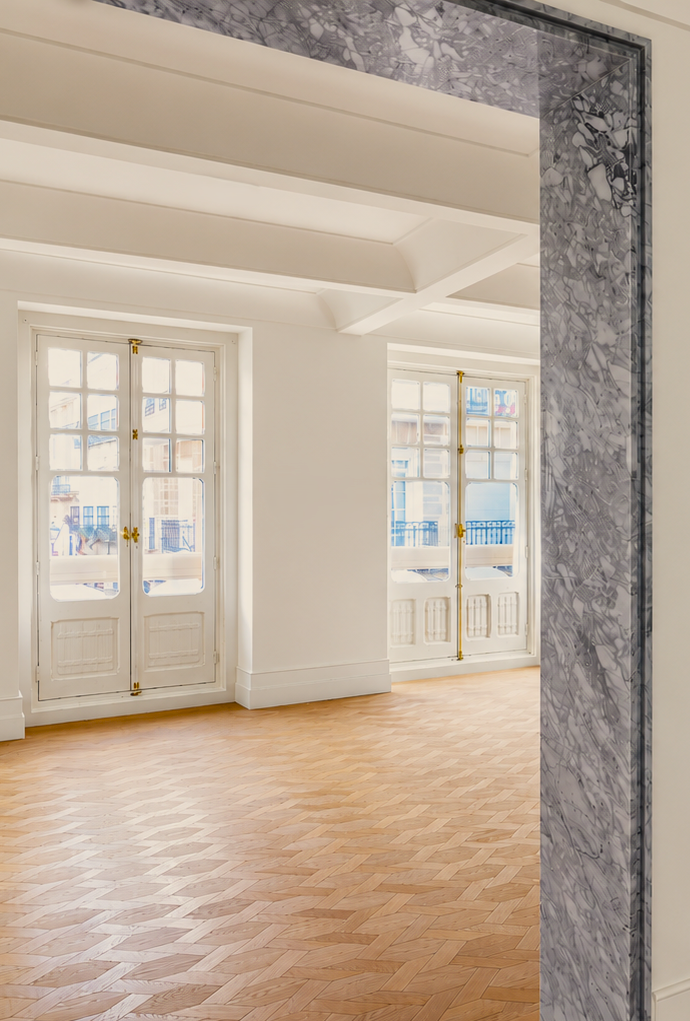 Vivienda reformada con espacios abiertos, abundante luz natural y suelo de madera, ejemplo de un inmueble con alto potencial de inversión.